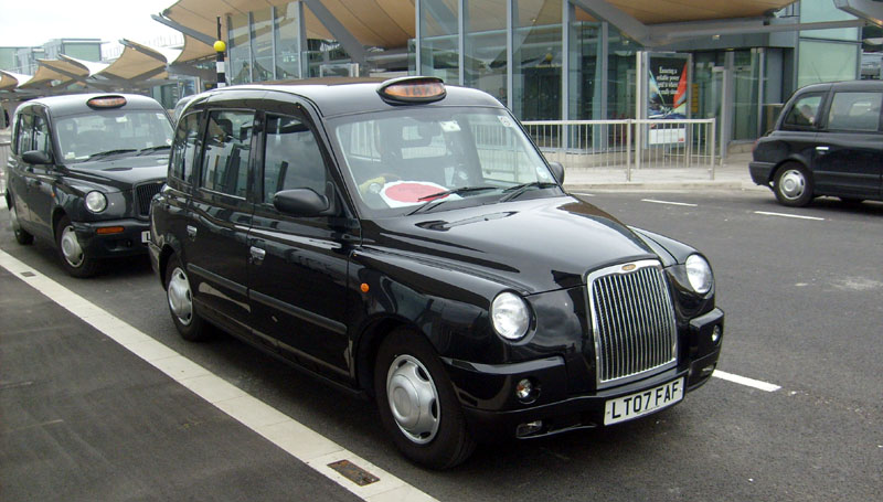 Presso l'aeroporto di Heathrow un taxi tipo TX4, il predecessore del futuro TX5 ibrido (Source: Wikimedia Commons)