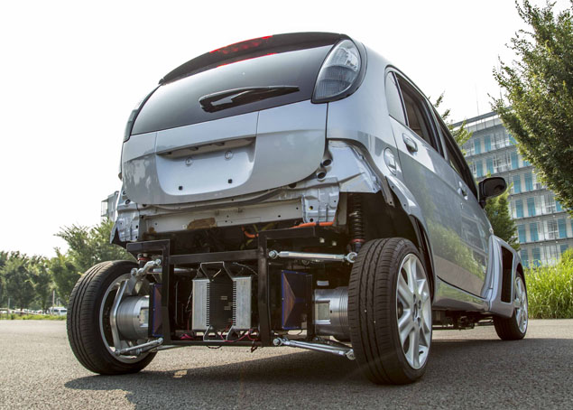 Sul veicolo elettrico leggero degli Hoji-Fujimoto Laboratories c'è spazio vuoto tra bobine trasmittenti e riceventi dei motori alle ruote (Fonte: Tokyo University)
