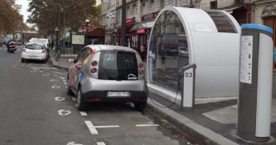 Ecco perché Parigi sta per togliere la luce al car sharing elettrico di Bolloré