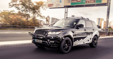 Prototipo Range Rover Sport a guida autonoma passa l'esame del traffico di Coventry
