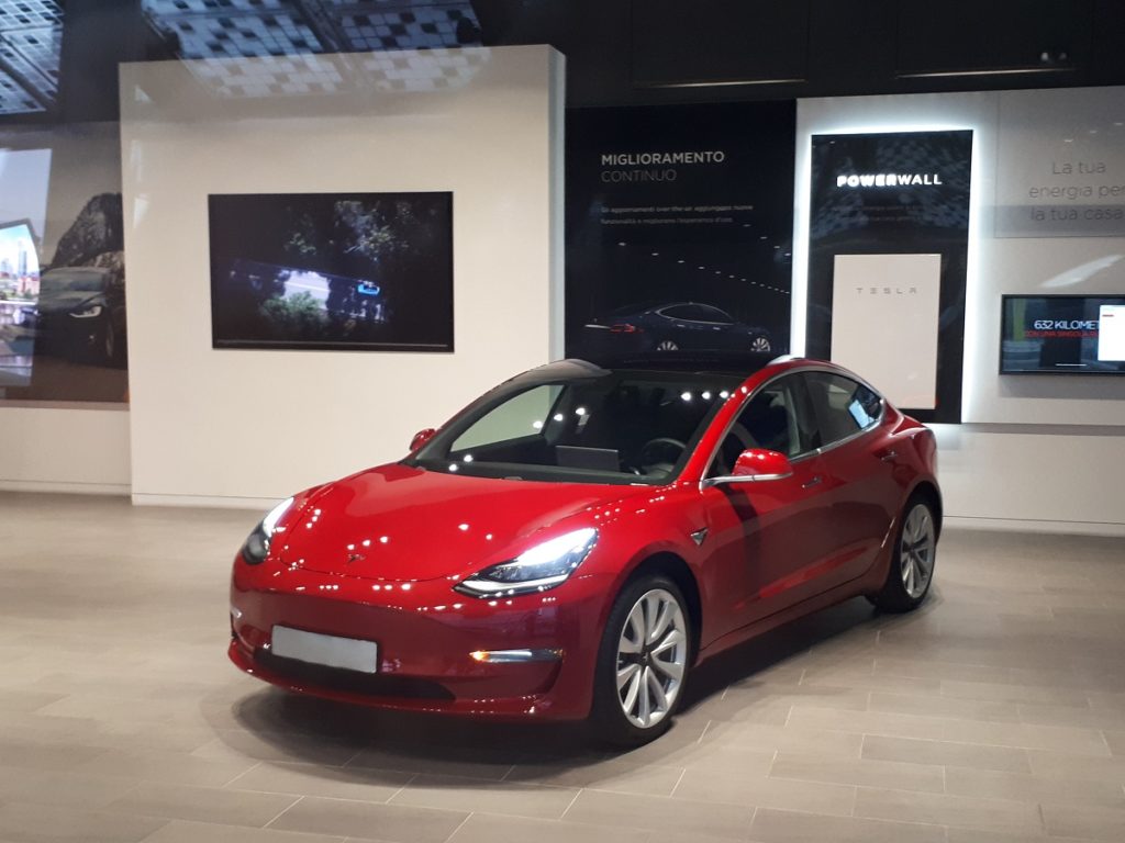 Nel giorno in cui appare la Model 3 da $35.000 svaniscono i saloni Tesla