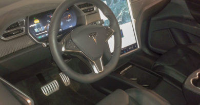 L'Autopilot Tesla tiene sempre meglio il volante: è questo il problema?