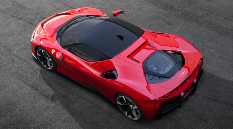 La prima Ferrari con la presa ha un cuore elettrico britannico (anzi: tre)