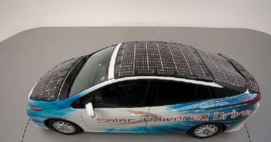 Toyota inizia i test di una Prius ibrida plug-in equipaggiata di pannelli fotovoltaici Sharp