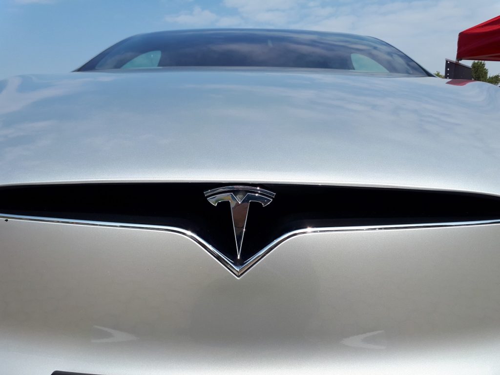 Finanziamenti pubblici tedeschi su un piatto d'argento per Tesla? Potrebbe succedere presto