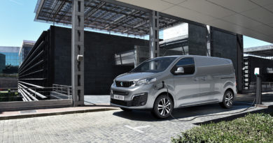 Con il Peugeot E-Expert si completa il trio di furgoni elettrici PSA