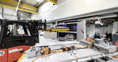 Mercedes cerca efficienza e razionalizza settore di powertrain e batterie