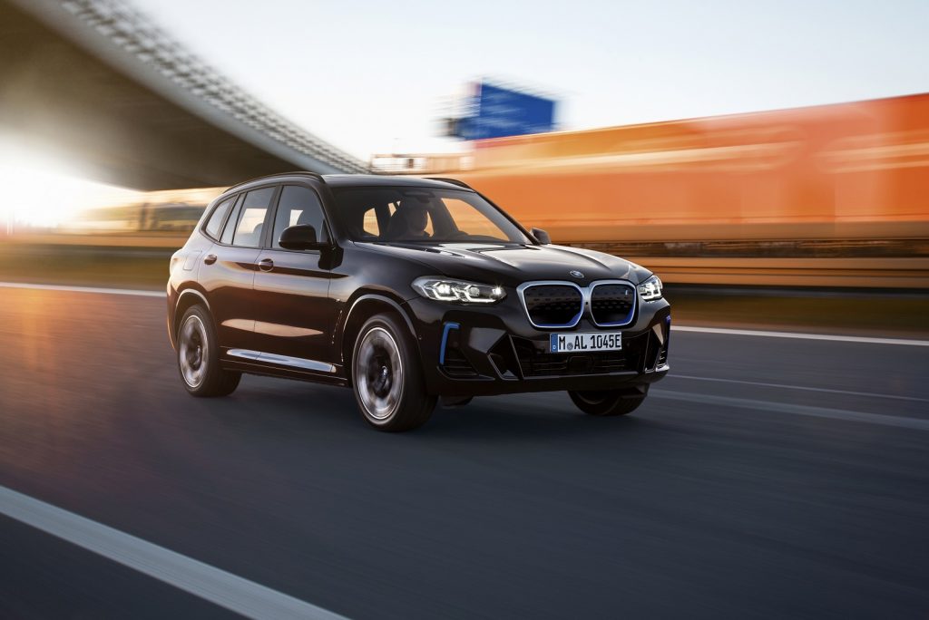 BMW ha già aggiornato il suo SUV elettrico IX3