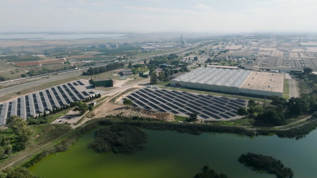 Decarbonizzare le fabbriche, una alla volta: si comincia da Rüsselsheim e Valencia