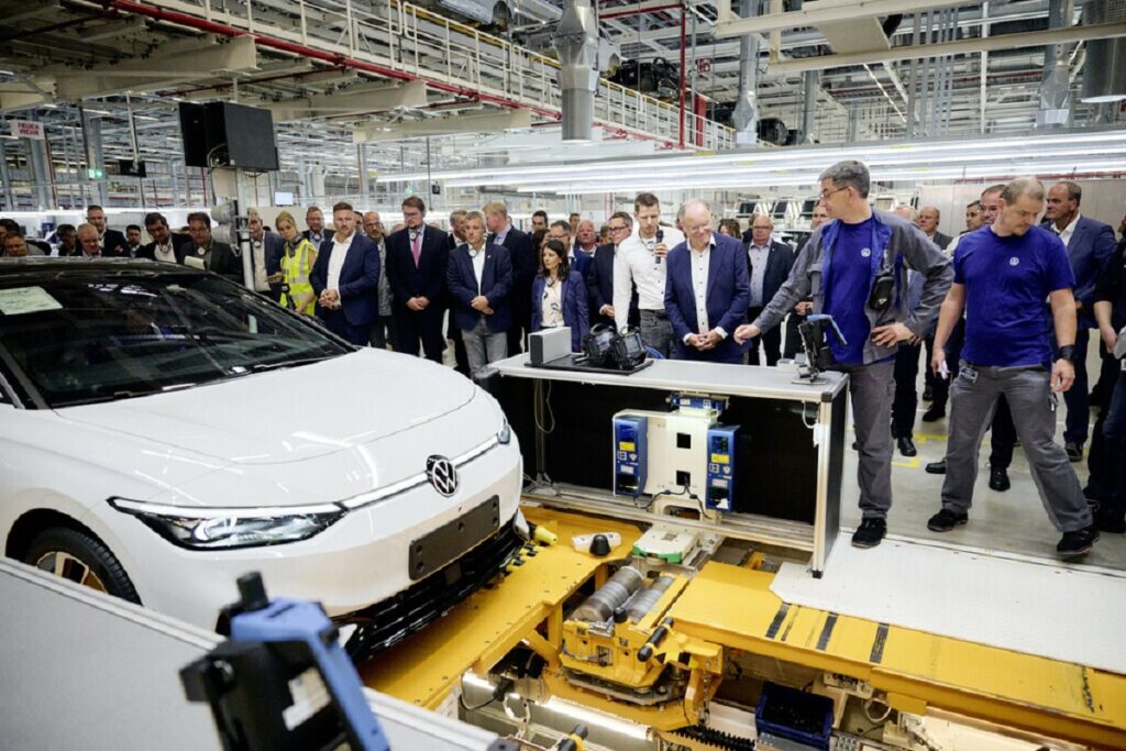 Volkswagen avvia la produzione della sua nuova berlina elettrica ID7 a Emden