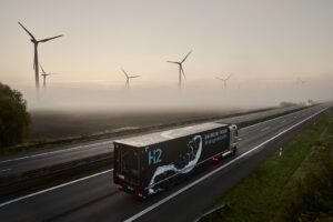 Distanza record per un camion Daimler Truck alimentato a idrogeno liquido